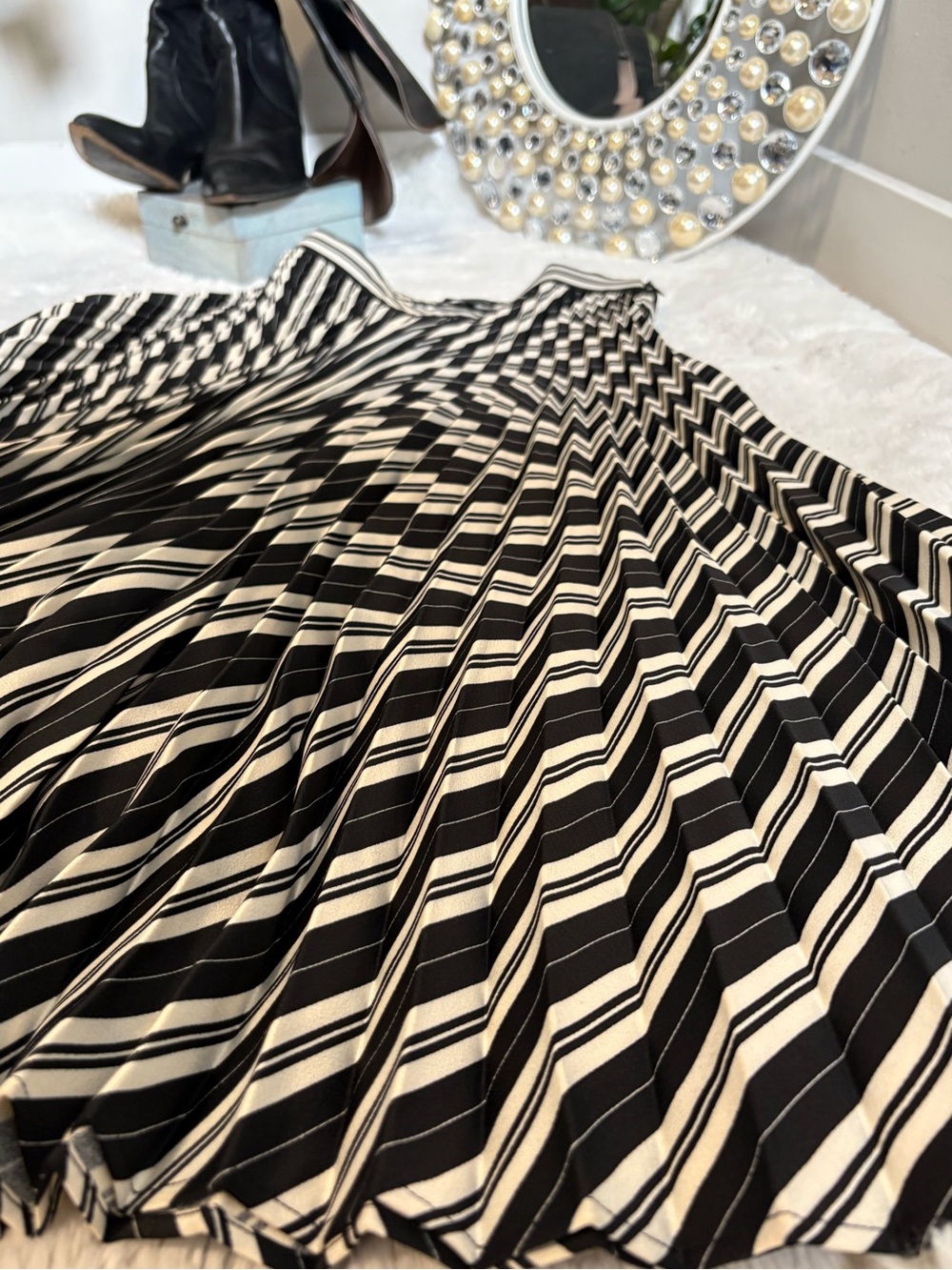 Club Monaco Optical Illusion Pleated Skirt - Black & Ivory - Size 2